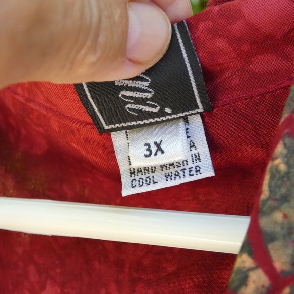 beautiful imported top with flattering details - Picture 2 of 6